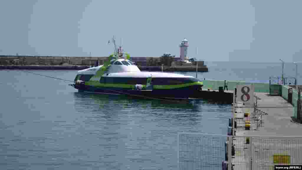 В день начала курортного сезона судно на подводных крыльях «Комета-2» вновь должно было начало совершать рейсы Ялта – Севастополь. Но 5 июля их отменили «по техническим причинам». Об этом сообщила пресс-служба «Морских скоростных пассажирских перевозок» на странице в соцсети «Вконтакте». Как уточнил корреспондент Крым.Реалии, причина отмены рейсов – отказ кондиционеров в салоне