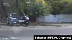 У день, коли Рінат Ахметов відзначав свій день народження, журналісти зафіксували перше авто охорони олігарха за 20 кілометрів від його маєтку