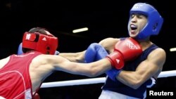 Сабқати муштзани тоҷик Анвар Юнусов (аз рост) ва Оскар Валдез Фиерро (чап), рӯзи 1 август