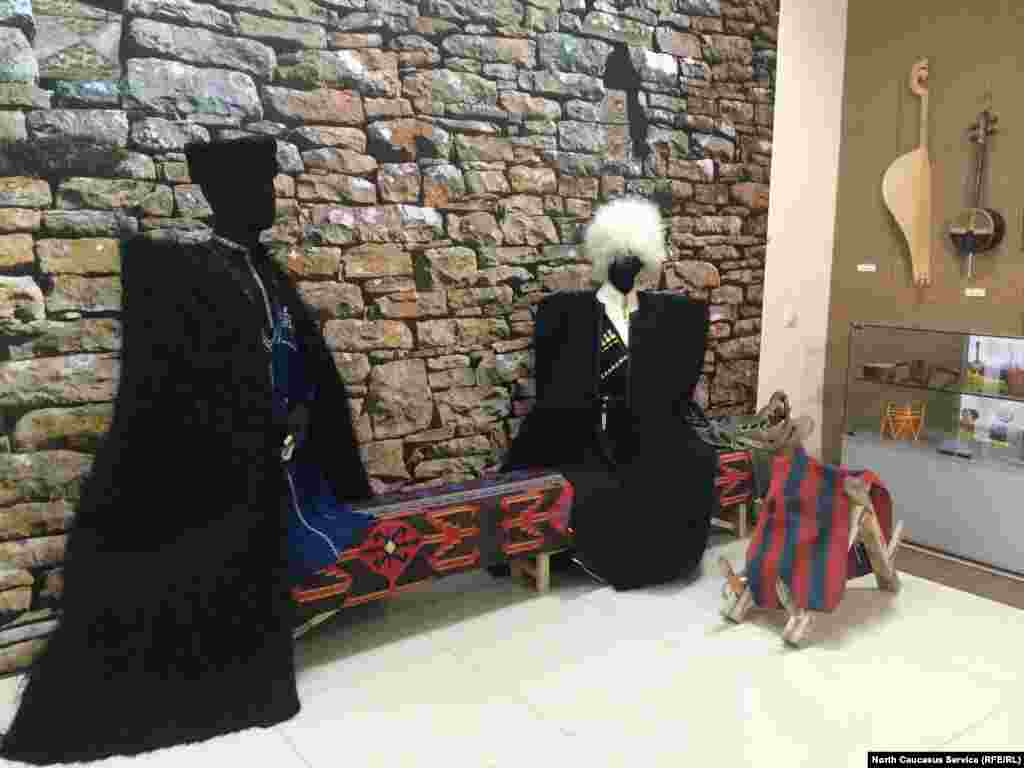 В каждом дагестанском селе есть места, где собираются мужчины для принятия важных вопросов или просто для досуга. Иногда они натягивали на себя андийские бурки (для солидности). Рядом лежит седло для ишака, незаменимого помощника в горах
