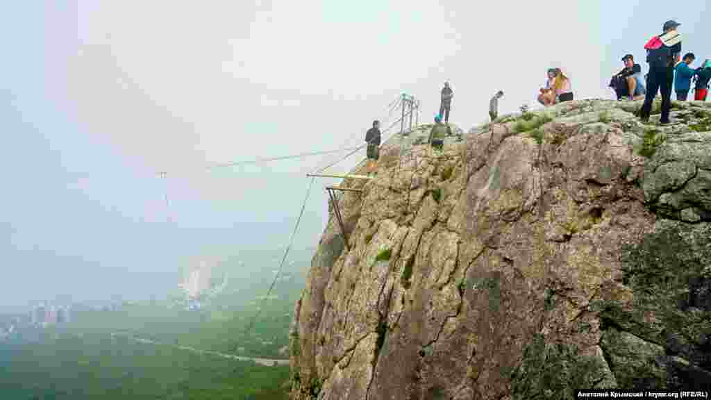 Вранці на вершині Делікли-Бурун (з кримськотатарської – дірявий мис) з'явилися любителі банджі-джампінгу. Екстремальне задоволення коштує 3000 рублів (1400 гривень)