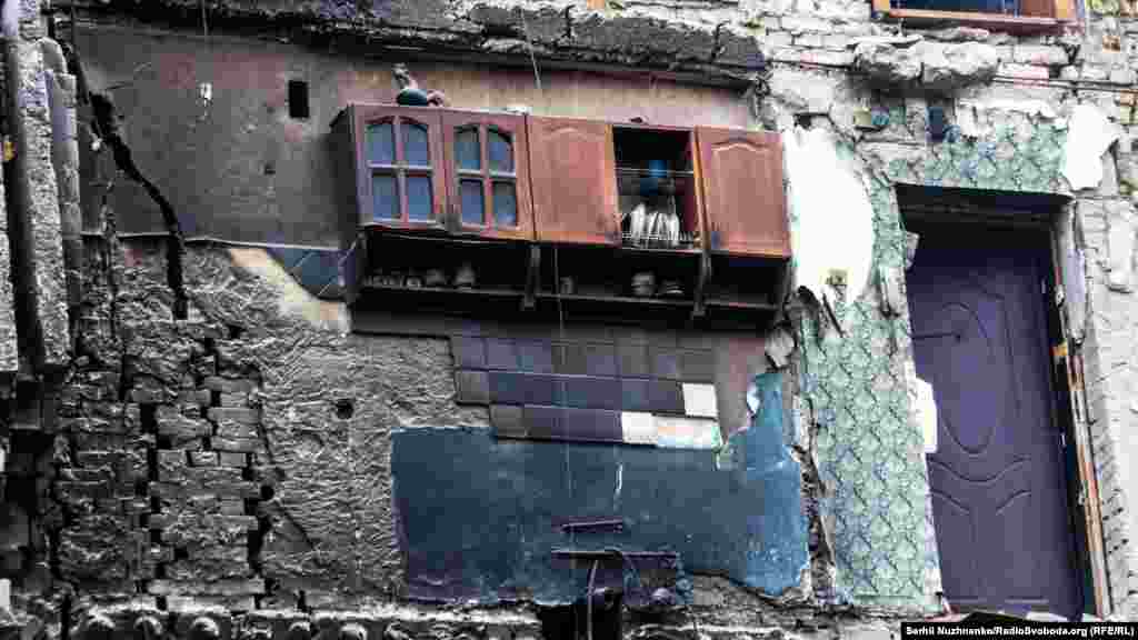 Кухонна шафа і півник на ній – на стіні будинку, зруйнованого російськими обстрілами, які вже стали символом стійкості українців. Бородянка, Київська область, 8 квітня 2022 року