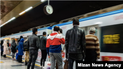 دولت ایران طرحهای مطرح شده توسط کارشناسان از جمله تعطیلی ادارات دولتی و ممنوعیت سفر را اجرا نکرده است