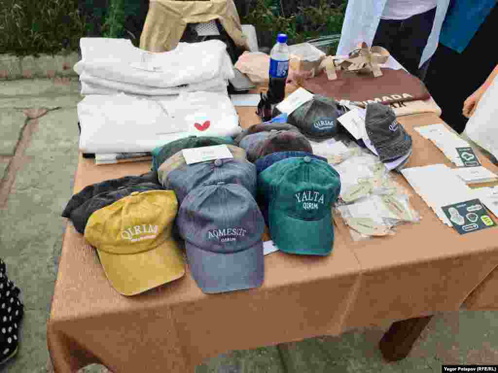 На фестивале особое внимание уделялось крымскотатарским названиям, что отражалось на надписях на представленной продукции