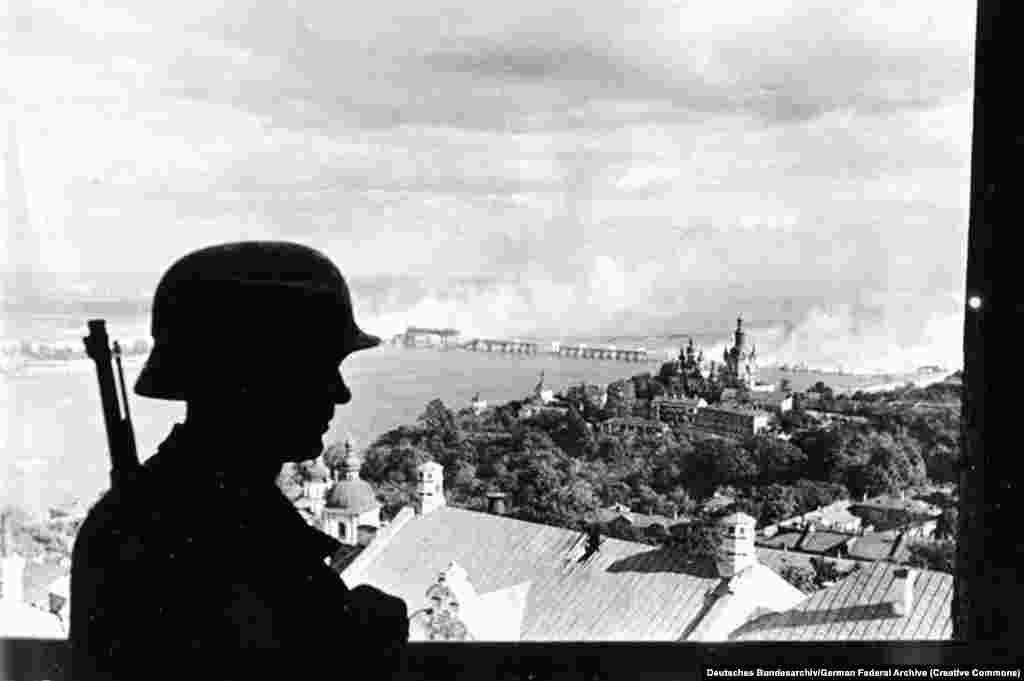 Нацыстоўскі вартавыў Кіеве, 19 верасьня 1941 году. У чэрвені таго году, пасьля двух гадоў дзеяньня дамовы аб ненападзе паміж Нямеччынай і Савецкім Саюзам, войскі нацыстаў нечакана напалі на СССР. На працягу некалькіх тыдняў нацысты захапілі ўсход Польшчы і іншыя акупаваныя Савецкім Саюзам тэрыторыі, а таксама большую частку Ўкраінскай ССР і іншыя тэрыторыі савецкіх рэспублік.