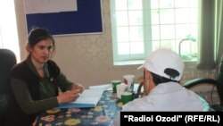 Муҳаммад ҳангоми сӯҳбат бо хабарнигори Радиои Озодӣ, Ҳарамгули Қодир нахост, симояш нишон дода шавад. Душанбе, 6-уми апрели соли 2011.