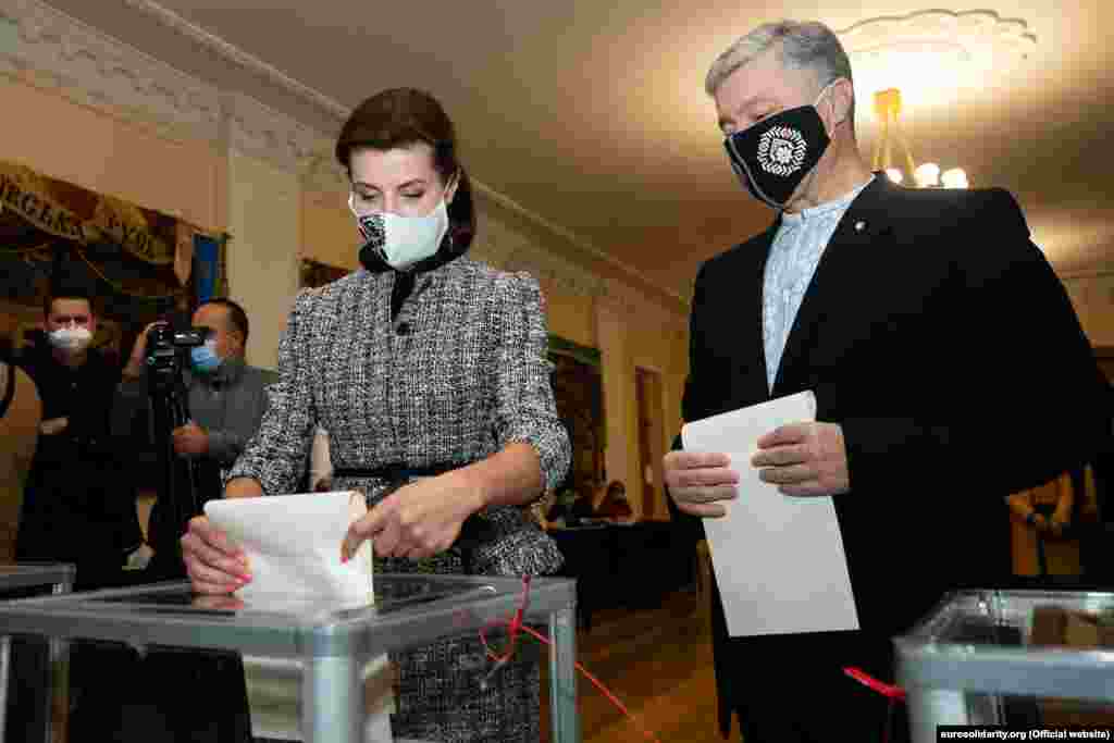 П’ятий президент України, лідер партії «Європейська солідарність» Петро Порошенко разом із дружиною Мариною Порошенко голосує на дільниці у Києві