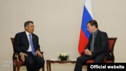 Татарстан президенты Рөстәм Миңнеханов белән Русия президенты Дмитрий Медведев аерым сөйләшеп алды, 26 октябрь, Чаллы, 2010 ел.
