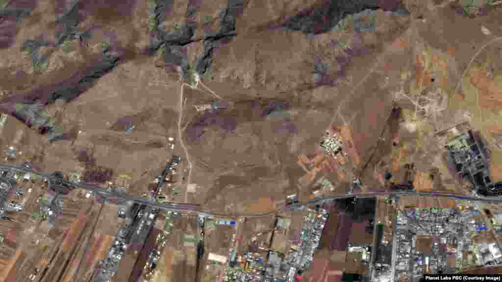 În aceste imagini din satelit capturate de Planet Lab, baza de rachete Kermanshah din Iran este prezentată înainte și după atacurile aeriene israeliene. Imaginea din stânga este din 12 iunie 2025. Imaginea din dreapta este din 13 iunie 2025.