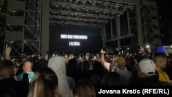 16 minuta tišine za žrtve pada nadstrešnice na otvaranju festivala Exit u Novom Sadu, 10. jul 2025.