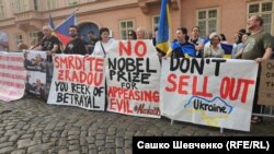 Demonstranții adunați la 13 august la ambasada SUA din Praga îi cer președintelui Trump să nu „vândă” lui Putin Ucraina.