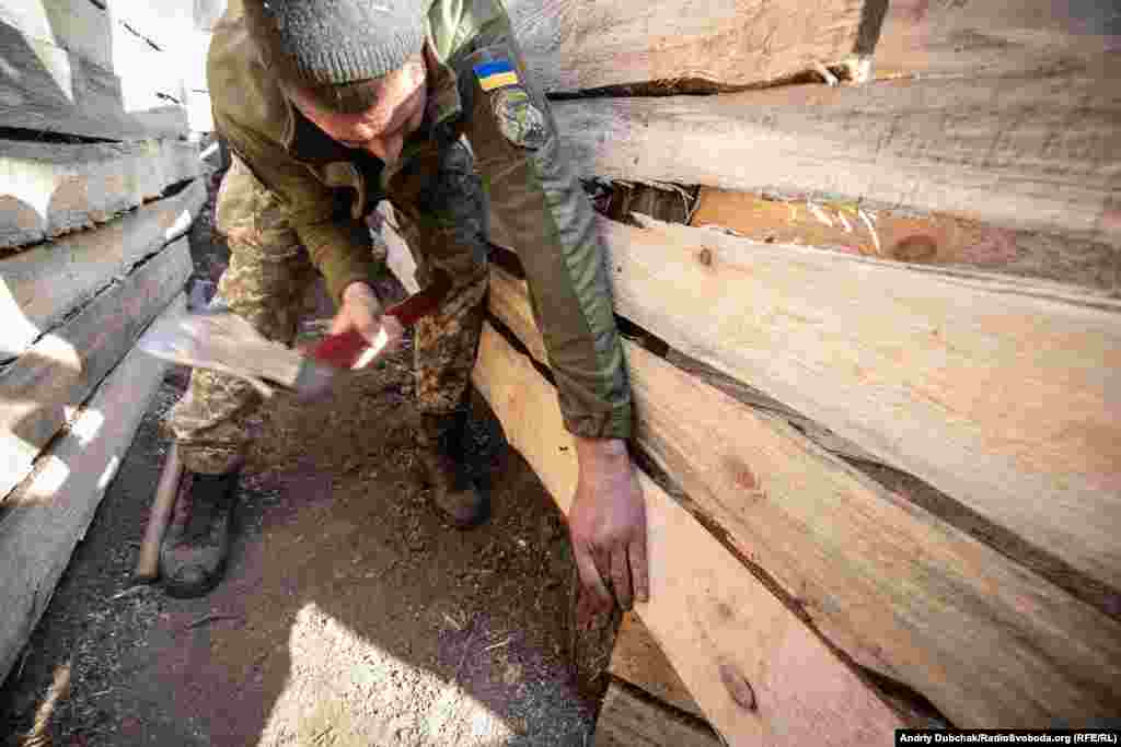 Трохи далі від нового «нуля» солдати облаштовують і відновлюють накопані колись позиції навколо КПВВ «Золоте»