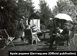 Казимир (майбутній архимандрит Климентій) малює портрет матері Софії Шептицької. 1903 рік. Фото з колекції «Archiwum Szeptyckich»