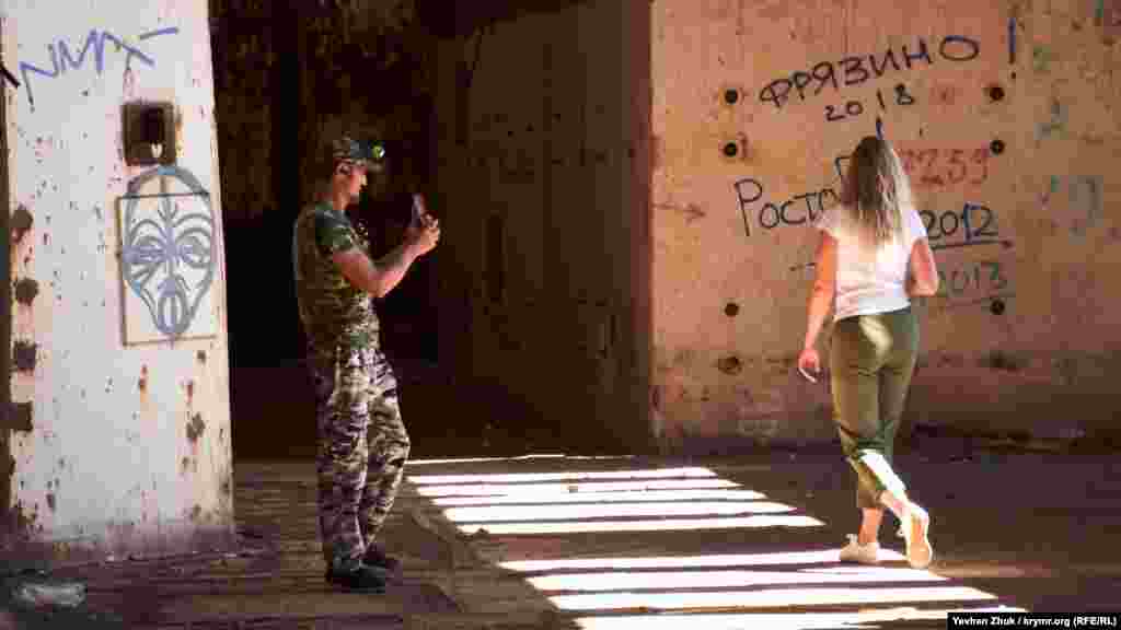 У 2016 і у 2018 роках «Российская газета» писала, що «поблизу Щолкіного розтягують дамбу ставка-охолоджувача колишньої кримської атомної станції». Граніт виймали і сортували на фракції, везучи потім самоскидами