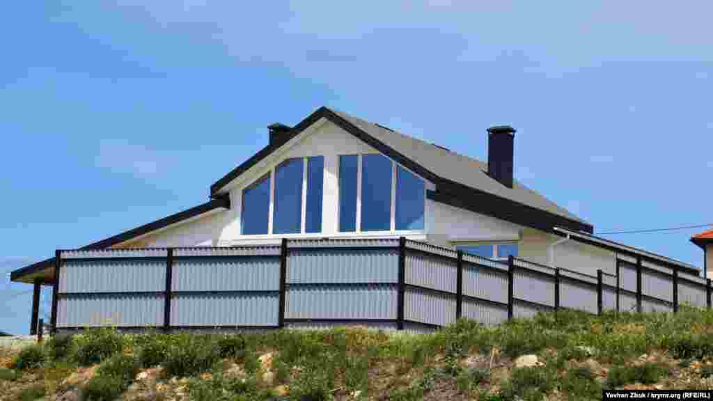 Контрастом скромним сільським будиночкам виступають сучасні маєтки