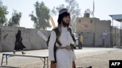 Talibanski pripadnici bezbjednosnih snaga nose raketne bacače (RPG) u blizini granice s Pakistanom, 15. oktobra 2025.