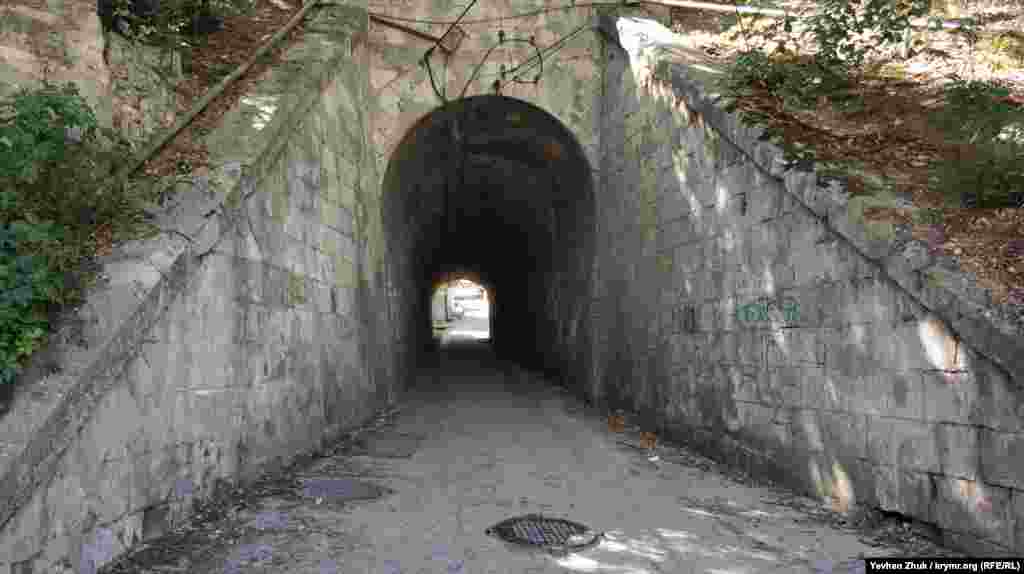 «Зворотня» сторона тунелю