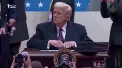 Трамп дар як рӯз даҳҳо фармону қарор имзо кард Трамп дар як рӯз даҳҳо фармону қарор имзо кард