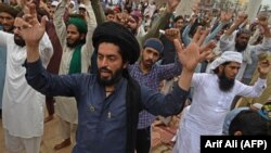 پاکستان د اپرېل پر ۱۵مه د تحریک لبیک ډلې د پلویانو تر قهرجنو مظاهرو وروسته پر هغې ډلې بندیز ولګاوه - د اپرېل ۱۶مې د احتجاج انځور.