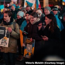 Дівчина під час акції н підтримку України