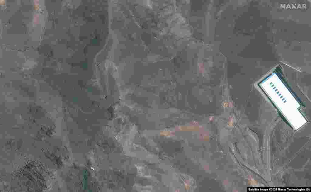 Gropa dhe tym mund të shihen në një vargmal pranë kompleksit Fordo, në pamjet e nxjerra pas sulmit të SHBA-së.