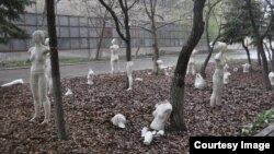 Інсталяція Марії Куликівської «Армія клонів» в «Ізоляції» в Донецьку