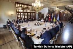 Переговори військових делегацій України і Росії за участі турецьких військових чиновників і представників ООН щодо експорту українського зерна. Стамбул, 13 липня 2022 року