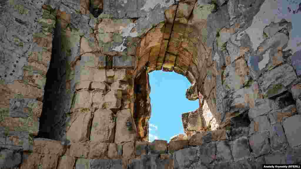 Стены Сюйреньской крепости толстые – 2,5 метра. Информация об общей длине стен разнится от источника к источнику – от 92 до 110 метров. Высота – почти 5 метров. Самые толстые каменные стены крепости тянутся от восточного до западного обрыва и смыкаются под тупым углом, пересекая мыс поперек. С остальных сторон Куле-Бурун был надежно защищен многометровыми отвесными обрывами.