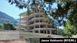 Gradilište novog hotela na mjestu nekadašnjeg "Kraljičina plaža" u Pržnom, 24.jun 2025.