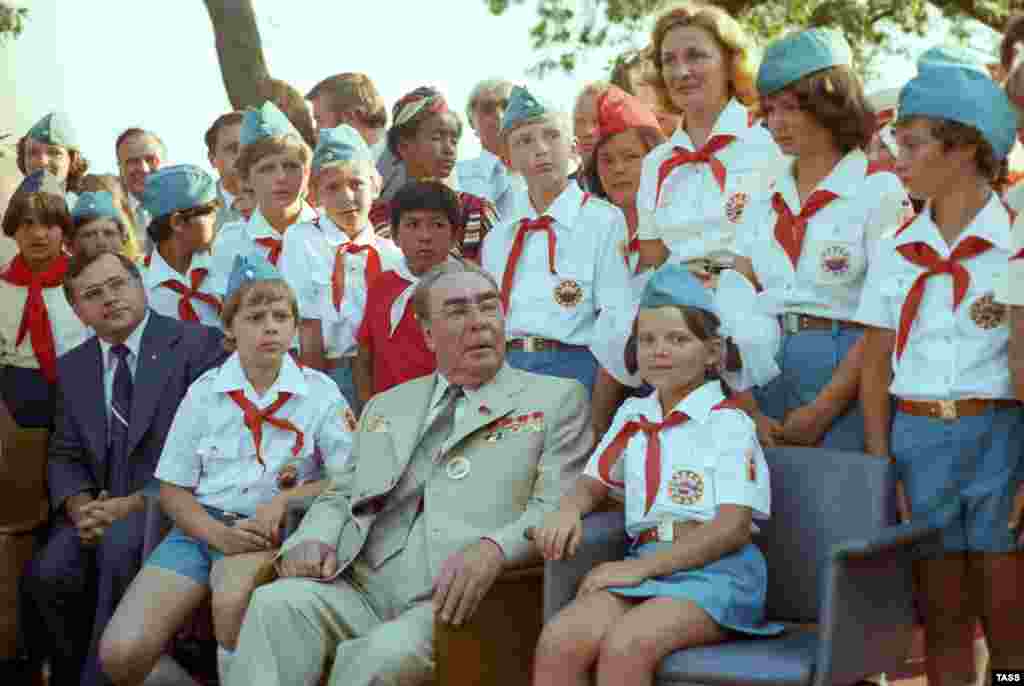 9 августа 1979 года в лагерь приехал генеральный секретарь ЦК КПСС Леонид Брежнев. Специально для генсека был концерт, где выступала певица София Ротару, исполнявшая тогда хит «Я, ты, он, она – вместе целая страна». На фото – генсек СССР Леонид Брежнев во время беседы с пионерами перед открытием праздника, посвященного Международному году ребенка