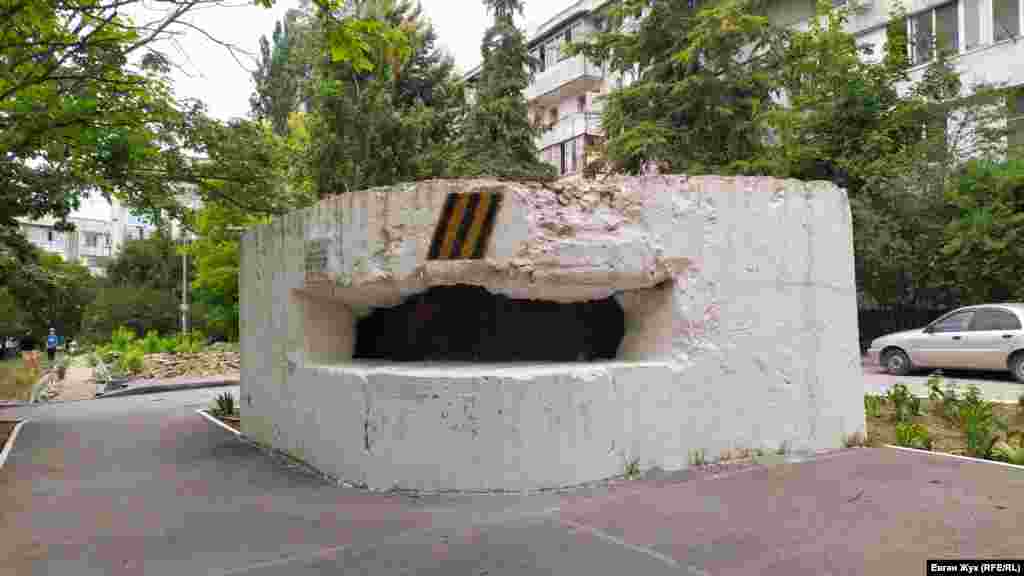 ДОТ був озброєний 76,2 мм знаряддям 8К – морське зенітне знаряддя системи Лендера – яке прикривало Балаклавську дорогу і верхів'я дороги від хутора Миколаївка (в районі нинішнього 5-го кілометра - авт.) до хутора Пелісьє в Камишовій бухті