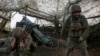 Militari ucraineni trag cu un howitzer asupra onor poziții rusești din orașul Pokrovsk, la începutul lunii octombrie.