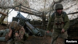 Украинските војници пукаат кон руските војници во близина на Покровск, октомври 2025 година.