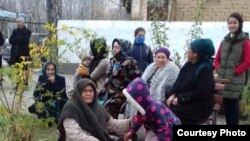 Ин гуруҳи занон рузи 11-уми ноябр мунтазир шудаанд, то раиси вилоят берун ояд ва додашонро ба худи ӯ бирасонанд.