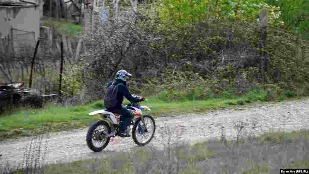 Мотоцикліст прямує в гори