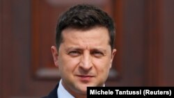 Володимир Зеленський біля Палацу Бельвю у Берліні на зустрічі із президентом Німеччини Франком-Вальтером Штайнмаєром 12-го липня