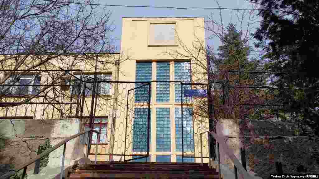 Будинок номер 3 на вулиці 7 Листопада був побудований у 1932 році для військово-морського водолазного технікуму ЕПРОН на території колишнього військового шпиталю. Стиль будівлі – радянський конструктивізм. Ліве крило – двоповерхове, праве – триповерхове. Широкі, так звані «лежачі» вікна, засклені сходові клітки