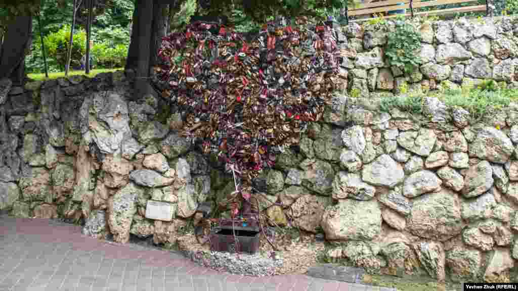 Так называемое «Дерево влюбленных» увешано замками новобрачных