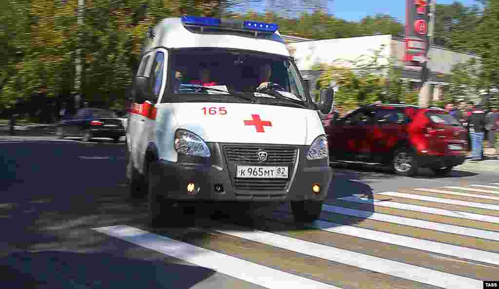 От здания Керченского политехнического колледжа одна за одной отъезжают «скорые»