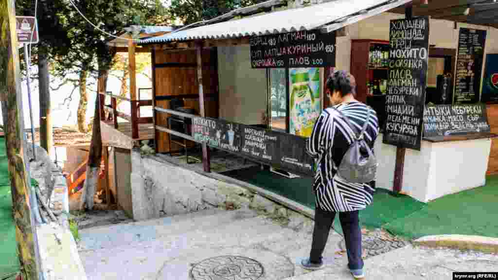 Женщина спускается к пляжу 