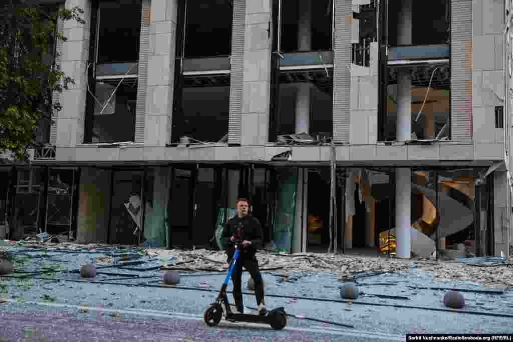 Clădirile de birouri din capitala Ucrainei au fost, de asemenea, avariate.