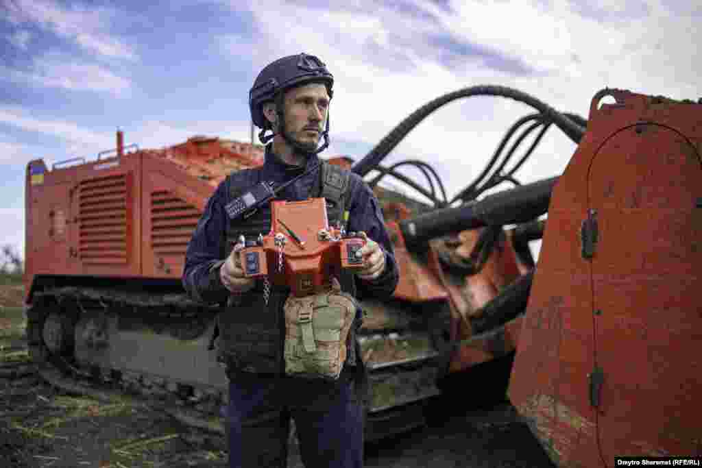 Микола Мичук – механік-сапер, який відповідає за обслуговування та роботу машини механічного розмінування