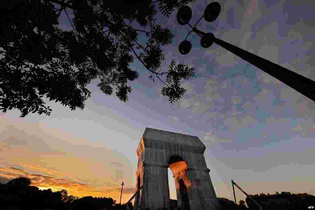 60 години по-късно една от най-грандиозните идеи на Кристо и Жан-Клод е реализирана с помощта на племенника му Владимир Явашев.