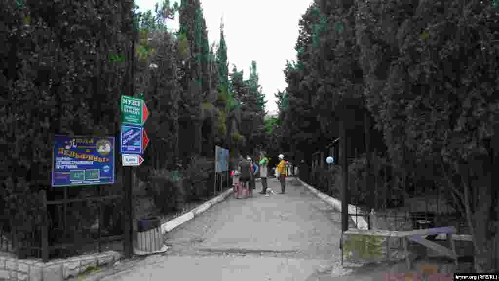 Вхід на біостанцію. На стенді біля входу досі написано, що «Кара-Даг – центр найвищої пріоритетності ландшафтного та біологічного різноманіття Криму та України»