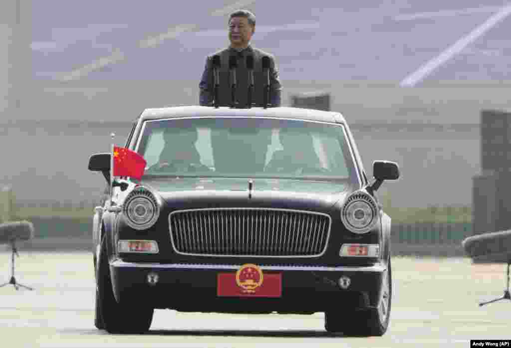 Голова Китаю Сі Цзіньпін оглядає війська перед початком параду до 80-ї річниці капітуляції Японії у Другій світовій війні.У своїй промові, що дала старт параду, Сі сказав, що «велике відродження китайської нації не зупинити» і що Китай «ніколи не залякають жодні задираки» (цим терміном в офіційних заявах зазвичай позначають Сполучені Штати). Говорячи про вибір світу між «війною та миром, діалогом та конфронтацією», Сі зазначив, що «китайський народ твердо стоїть на правильному боці історії»