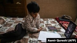 په اسلام اباد کې یو ماشوم د انلاین زده کړو پر مهال