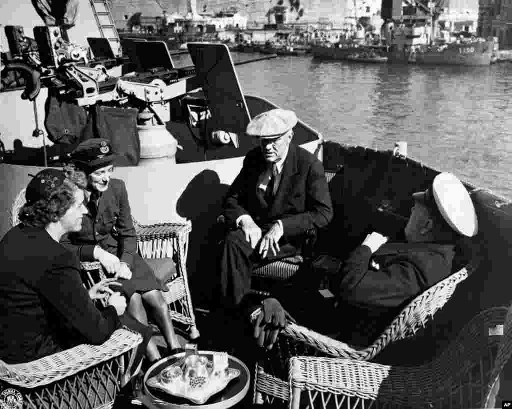 Президент США Франклин Рузвельт беседует со своей дочерью Анной Беттигер на борту военного корабля в Средиземном море по пути на Ялтинскую конференцию, 2 февраля 1945 года