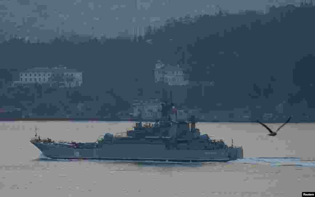 Десантный скорабль "Цезарь Куников" ВМФ России следует через пролив Босфор в Черное море, 25 ноября  