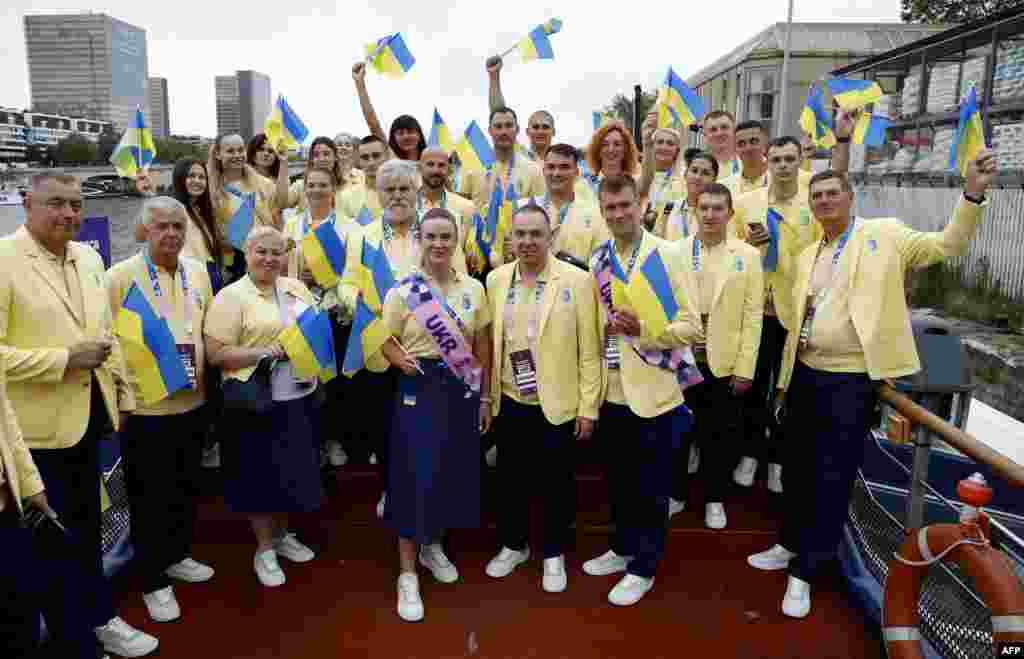На Іграх в Парижі виступає найменша кількість українських атлетів за всі Олімпіади – усього 140 спортсмен. Український прапор на відкритті тримали тенісистка Еліна Світоліна та плавець Михайло Романчук