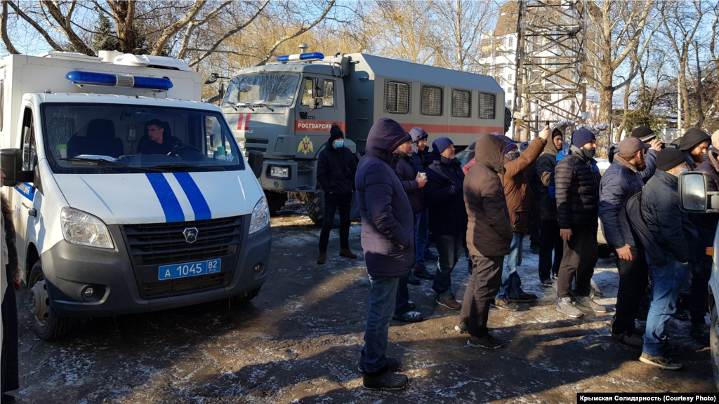 У задній двір суду заїхали дві ГАЗелі. На вулиці чергував КАМАЗ Росгвардії, машина ДПС і кілька службових легкових машин поліції  